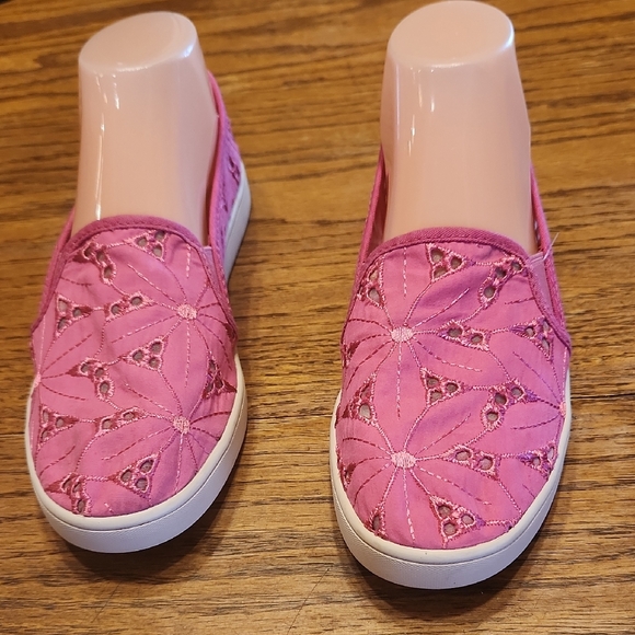 Koolaburra Shoes - Koolaburra by Ugg Amiah Slip On Sneakers Size 4